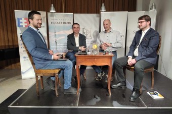 Zástupca šéfredaktora Jozef Majchrák debatuje na Konzervatívnom fóre na tému, či