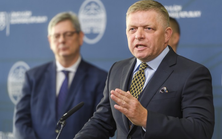 Vláda cúva, nervózny Fico ostreľuje Ústavný súd