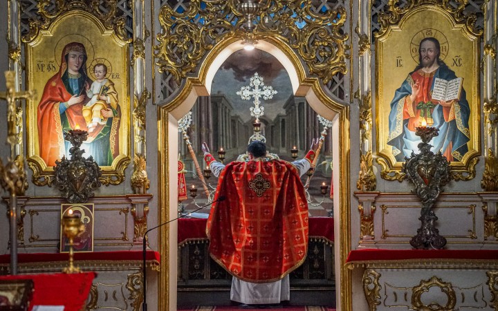Fotovýber: Gréckokatolícky kňaz v Užhorode slúži rannú liturgiu