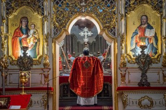 Fotovýber: Gréckokatolícky kňaz v Užhorode slúži rannú liturgiu