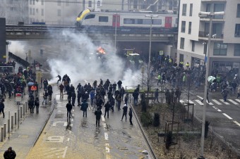Protestujúci farmári sa pri sídle inštitúcií EÚ dostali do potýčok s políciou