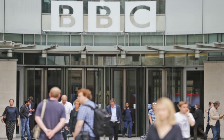 BBC varovala zamestnancov, aby nezverejňovali súkromné vyhranené názory