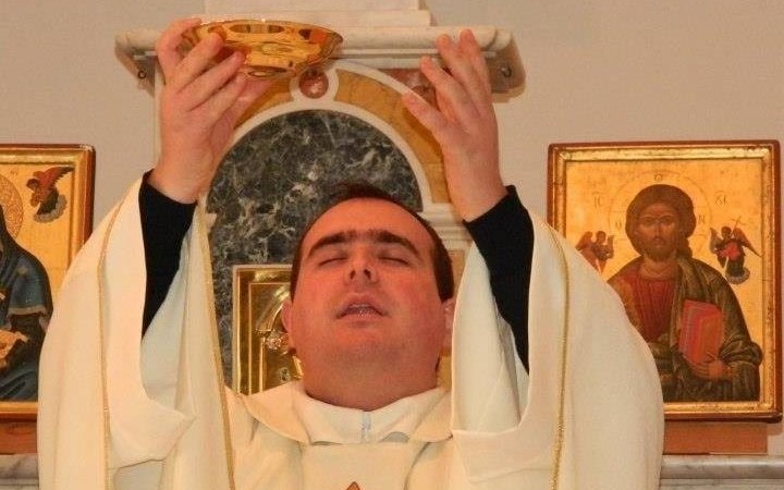 Jednému naliali do kalicha bielidlo, druhému podhodili mŕtvu mačku