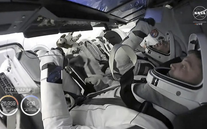 Raketa firmy SpaceX so štvorčlennou posádkou odštartovala k ISS