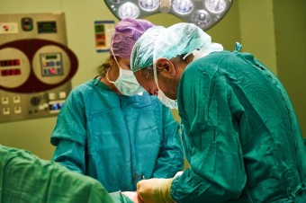 Lekári si uvedomovali riziko, kontroverzné terapie napriek tomu odporúčali
