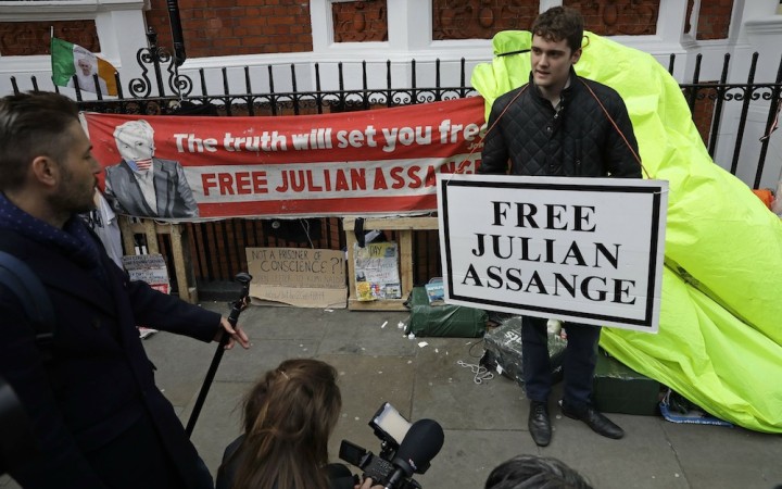 Zatkli zakladateľa Wikileaks Assangea, podľa súdu porušil podmienky prepustenia