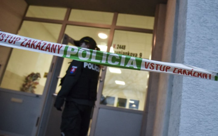Žena, ktorej tvár polial neznámy páchateľ kyselinou, zomrela