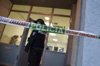 Žena, ktorej tvár polial neznámy páchateľ kyselinou, zomrela