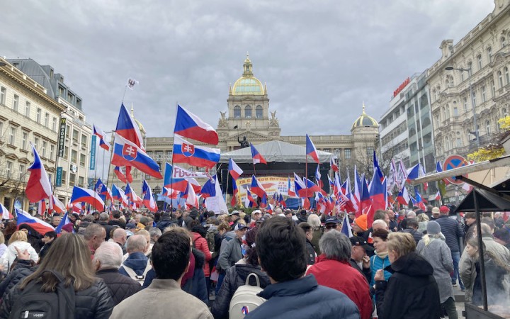 Niekoľko tisíc protestujúcich v Prahe žiadalo demisiu českej vlády