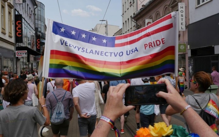 Už žiadne dúhové vlajky na amerických veľvyslanectvách, rozhodol dodatok k rozpočtu USA