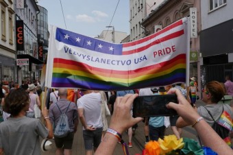 Už žiadne dúhové vlajky na amerických veľvyslanectvách, rozhodol dodatok k rozpočtu USA