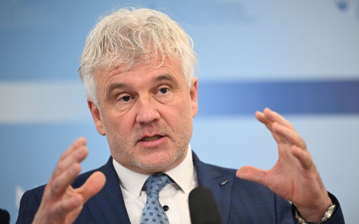 Detský ombudsman zorganizoval okrúhly stôl k téme regulácie mobilov na školách