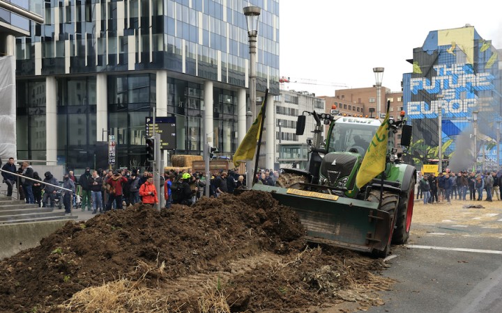 Farmári s traktormi protestovali v blízkosti inštitúcií EÚ v Bruseli