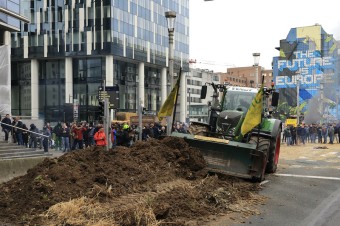 Farmári s traktormi protestovali v blízkosti inštitúcií EÚ v Bruseli