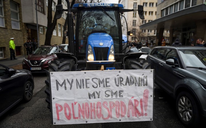 Priame platby farmárom stále meškajú, opozícia zvoláva rokovanie výboru