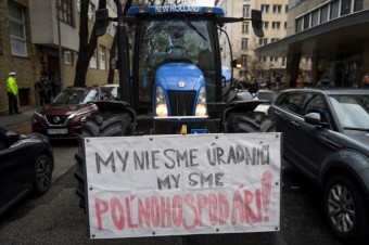 Priame platby farmárom stále meškajú, opozícia zvoláva rokovanie výboru