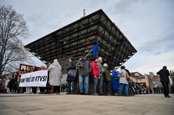 Stovky ľudí vytvorili živú reťaz okolo budovy rozhlasu
