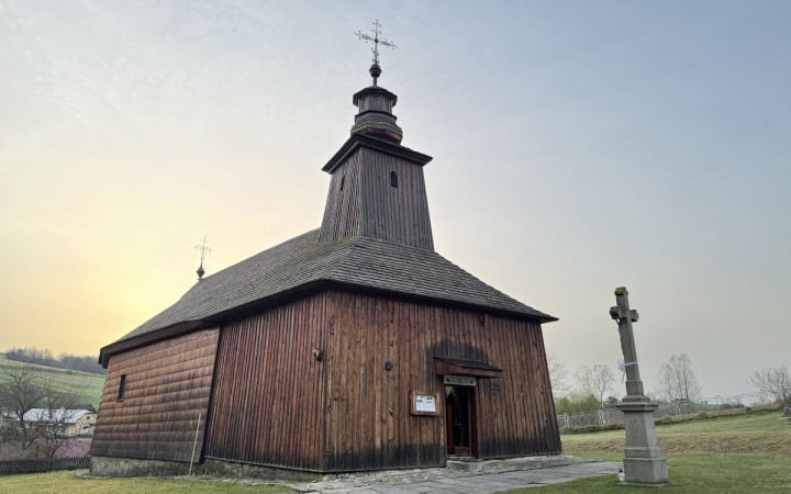 Gréckokatolícki veriaci v Krivom slávia sviatky Paschy v drevenom chráme z 19. storočia
