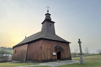 Gréckokatolícki veriaci v Krivom slávia sviatky Paschy v drevenom chráme z 19. storočia