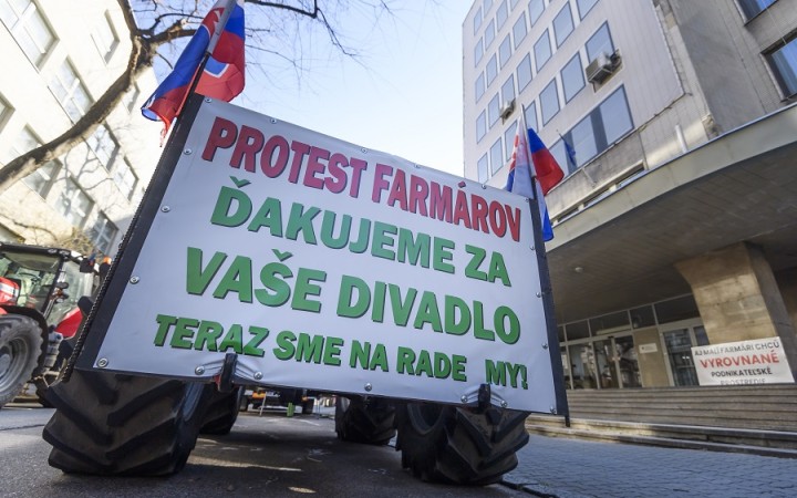 Agrorezort tají, koľko peňazí doteraz vyplatil. Farmárom núka iba sľuby