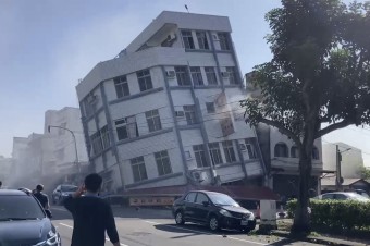 Taiwan zasiahlo silné zemetrasenie, vyžiadalo si najmenej jednu obeť a 50 zranených