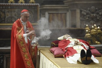 Zosnulí pápeži už nebudú k dispozícii na verejnú úctu a rituál pochovávania pápežov sa výrazne zjednoduší