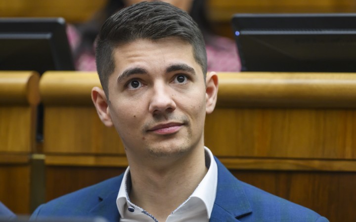 Erik Kaliňák čelil otázkam o proruskom kanáli, novinárom sa vyhrážal lustráciami