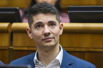 Erik Kaliňák čelil otázkam o proruskom kanáli, novinárom sa vyhrážal lustráciami