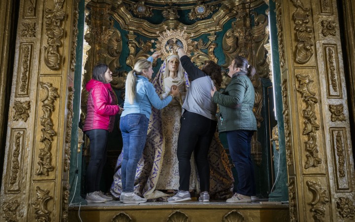 Členovia bratstva Vera Cruz vracajú sochu Sedembolestnej Panny Márie do výklenku, kam patrí