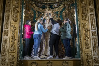 Členovia bratstva Vera Cruz vracajú sochu Sedembolestnej Panny Márie do výklenku, kam patrí