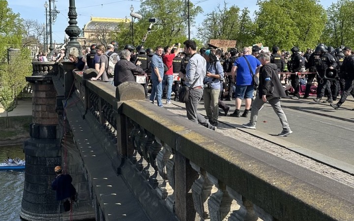 Zablokovali ho ľavicoví aktivisti, cez most nepustili ani hasičov