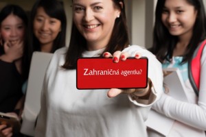 Politická hra na „zahraničných agentov“ pripraví Slovákov o pomoc