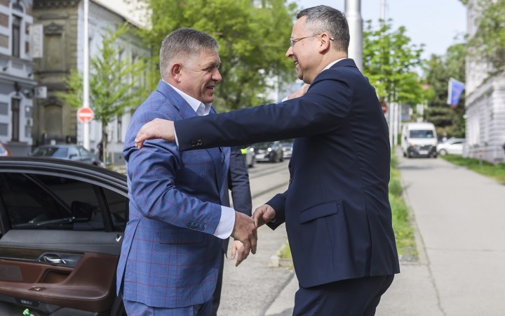 Fico oznámil zvýšenie daní na tabak a sladené nápoje. Avizuje výrazne prepúšťanie v štátnej správe