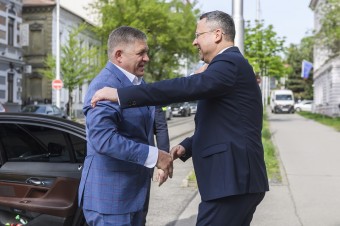 Fico oznámil zvýšenie daní na tabak a sladené nápoje. Avizuje výrazne prepúšťanie v štátnej správe
