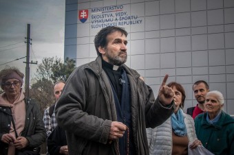 Priaznivci farára zo Žakoviec neriešia, či povedal pravdu. Stačí, že to povedal on