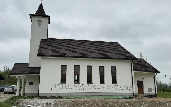 Na kostole v Mojšovej Lúčke pri Žiline sa objavil politický nápis