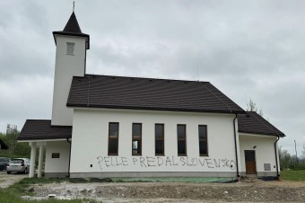 Na kostole v Mojšovej Lúčke pri Žiline sa objavil politický nápis