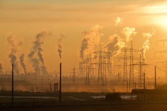 V USA výrazne stúpa dopyt po elektrine, štáty varujú pred možným kolapsom sietí
