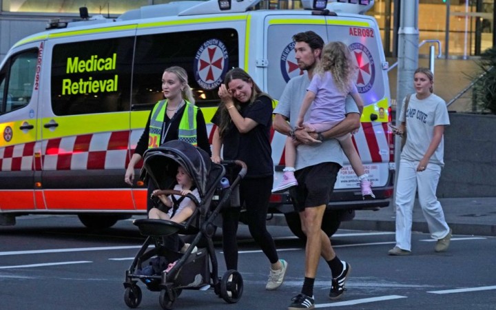 V nákupnom centre v Sydney dobodali viacero osôb a jedna bola zastrelená