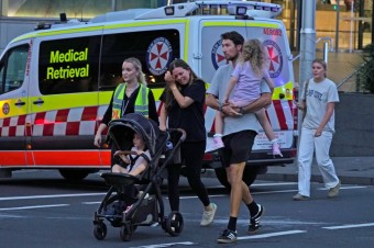 V nákupnom centre v Sydney dobodali viacero osôb a jedna bola zastrelená