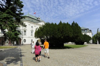 Muž zapálil jednu z brán pri budove Úradu vlády