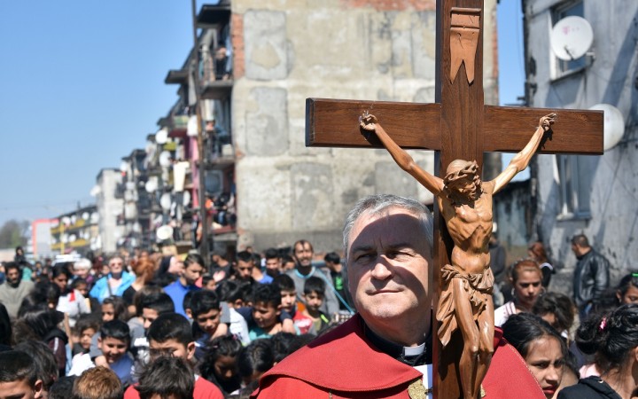 Krížovú cestu pripravili aj v rómskej osade v Trebišove (foto)