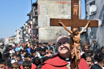 Krížovú cestu pripravili aj v rómskej osade v Trebišove (foto)