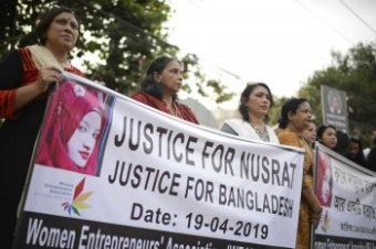 Na streche islamskej školy v Bangladéši upálili študentku