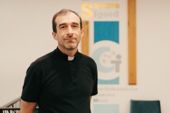 Rómovia sa v kostoloch necítia dobre. Chceli by sme ich začleniť do gadžovskej cirkvi a to veľmi nejde