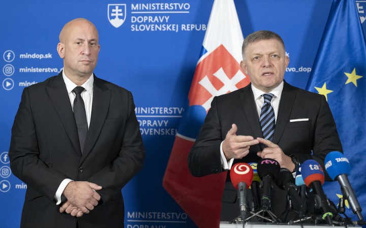 Číňania by mohli postaviť trať do Komárna a opraviť 500 cestných mostov