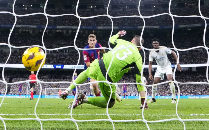 Real Madrid zdolal Barcelonu 3:2 v El Clasicu a La Ligu vedie už o 11 bodov