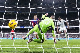 Real Madrid zdolal Barcelonu 3:2 v El Clasicu a La Ligu vedie už o 11 bodov