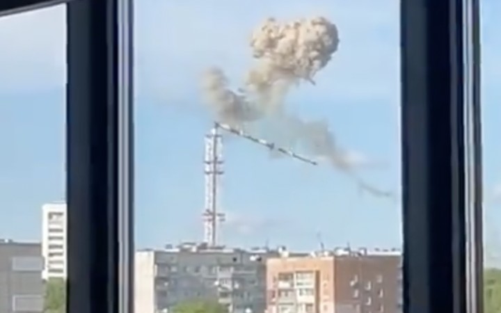 V Charkove sa po ruskom útoku zrútila časť televíznej veže