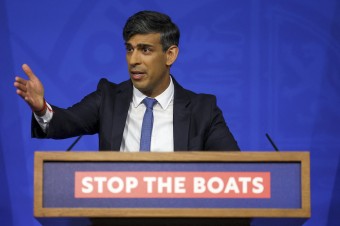 Britský parlament schválil kontroverzný návrh zákona o deportácii migrantov